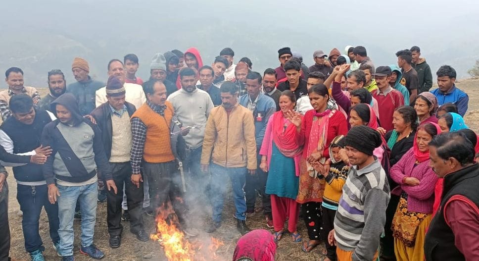 Resentment among villagers against land mafia, effigy burnt