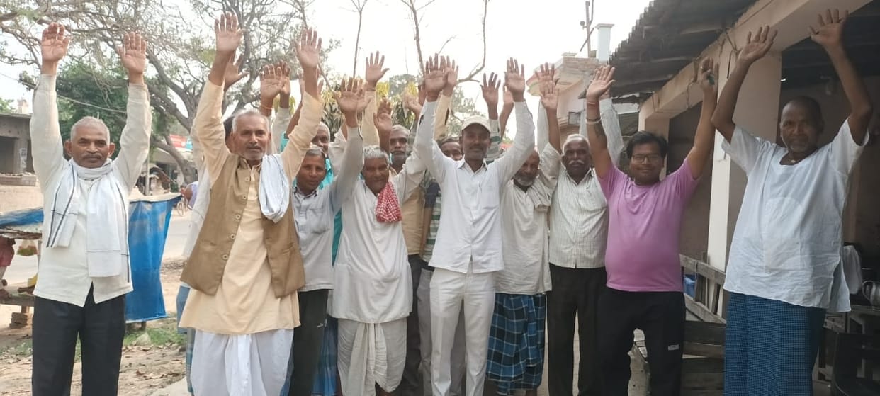 Angry villagers demonstrated in Dhodhaya