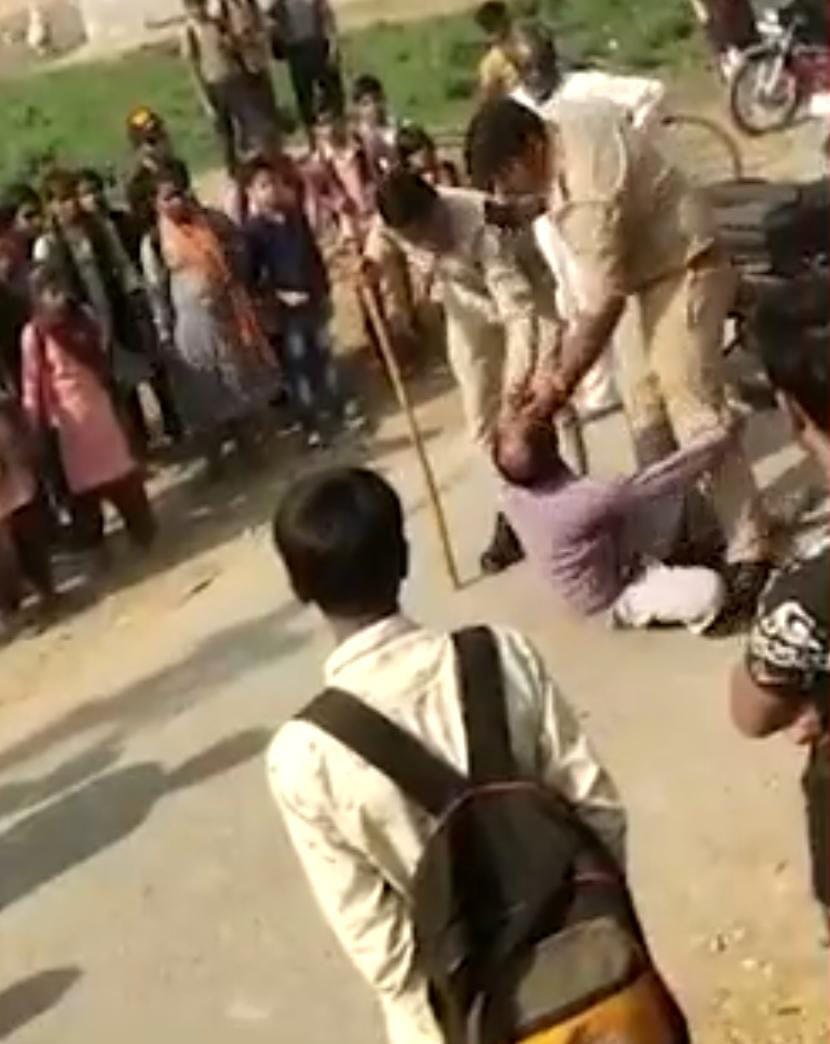 Police beat thief on the road, video viral