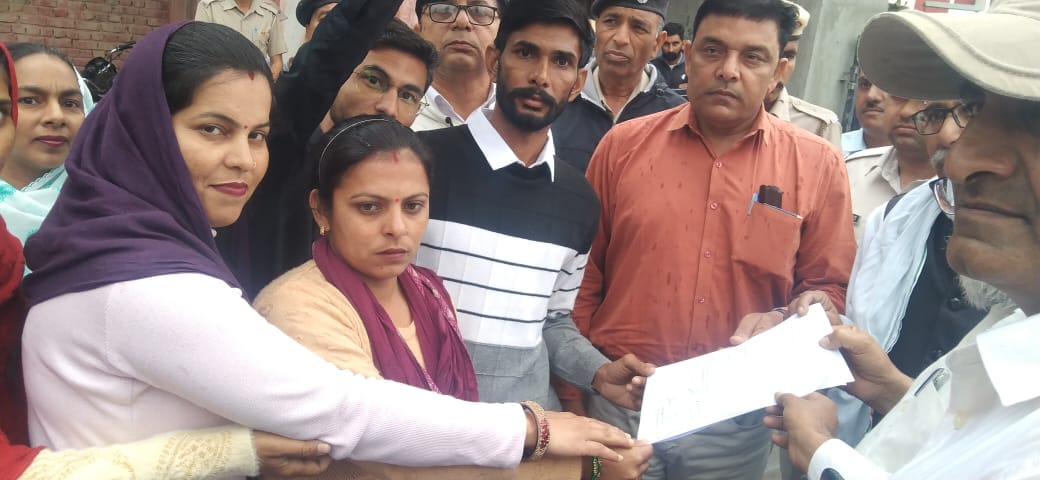 Demand to increase salary: Ayushman Mitra Sangh demonstrated in small secretariat, submitted memorandum to SDM