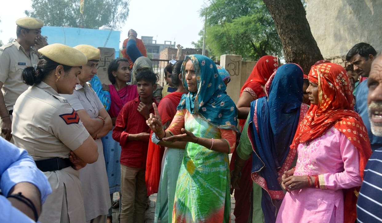 Water crisis: Water did not come in the taps for 10 days, then the people of the colony blocked the booster and put an hour jam on Dinod Road.