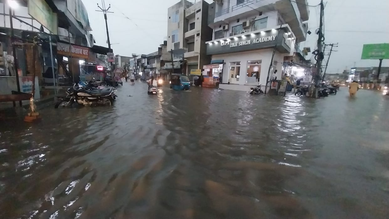 37 mm of rain filled the roads up to two feet of water
