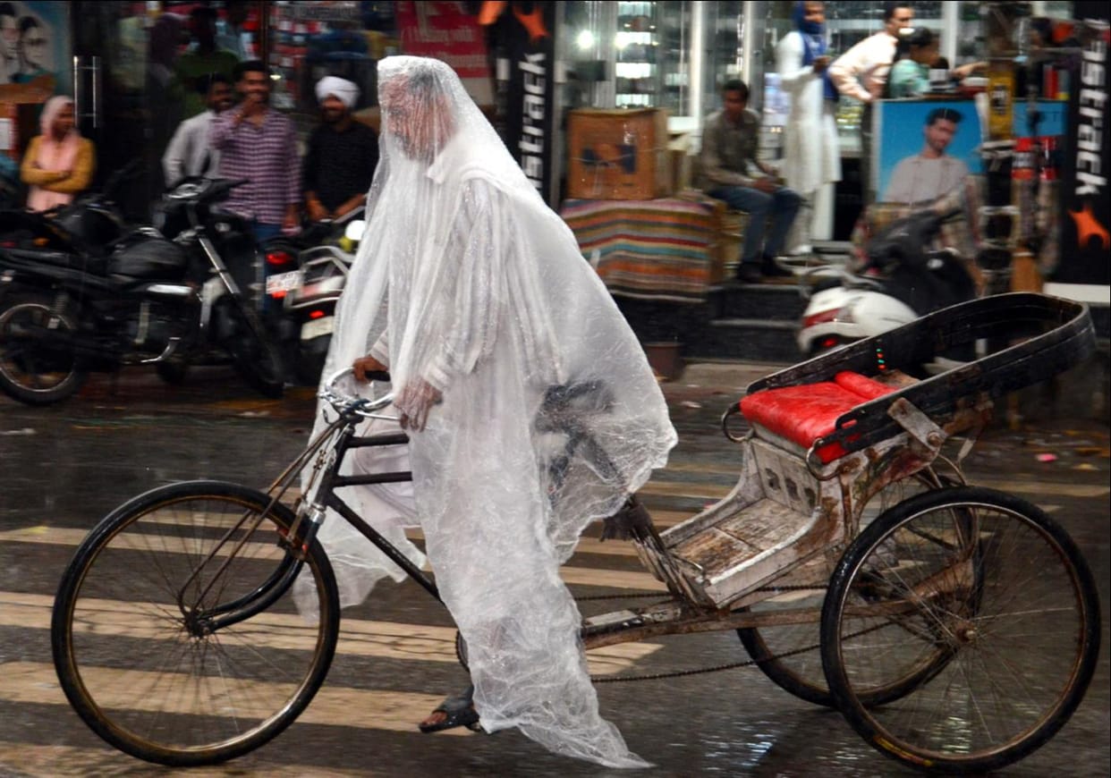 Unseasonal rain increased the cold and worries of farmers