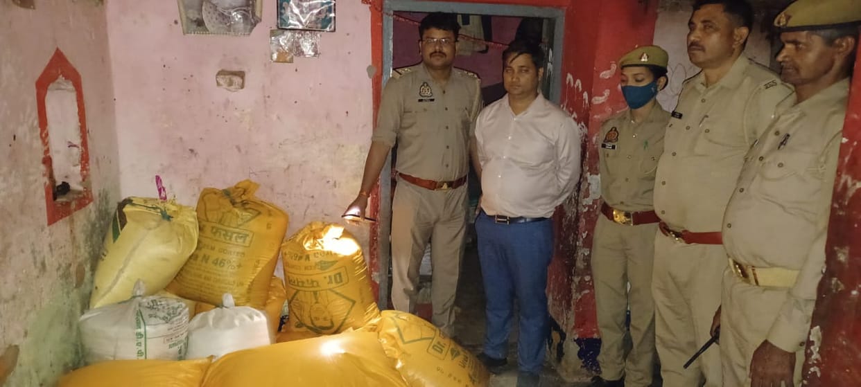 Raid in Babhni of the border, 50 bags of urea recovered
