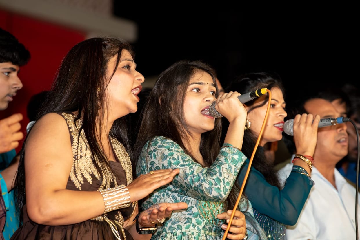 The magic of singing and dancing, the audience danced