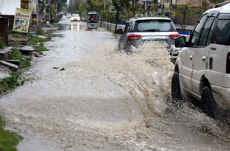Temperature dropped due to rain, people worried due to water logging