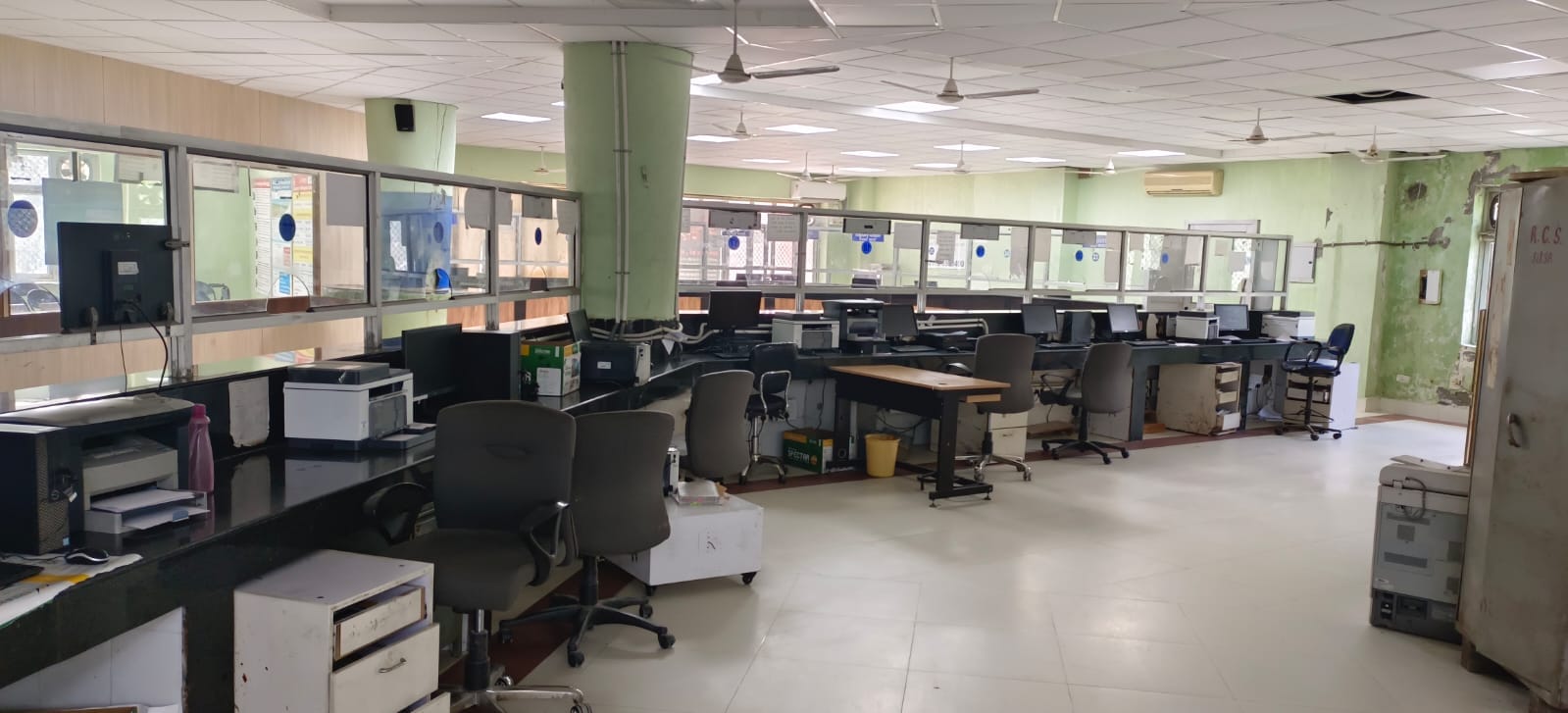 Demand for regularization: Contracted computer operators did mass leave, more than 20 services stalled in Saral Kendra