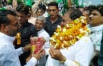 इनेलो के प्रधान महासचिव अभय सिंह चौटाला का स्वागत करते जिला प्रधान डॉ. राजपाल यादव।