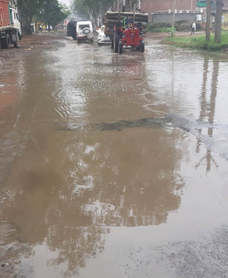 Rain on dilapidated roads increased people's problems