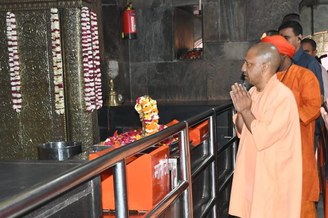 Yogi bowed his head in the darbaar of Maa Pateshwari