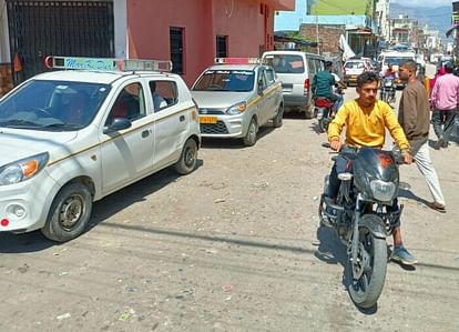 टनकपुर में सड़क किनारे खड़ी टैक्सी-जीप। संवाद