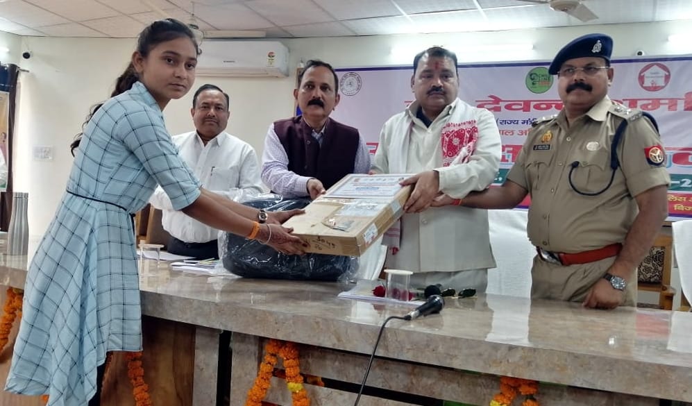 Chairman of UP State Commission for Protection of Child Rights held a meeting with officials