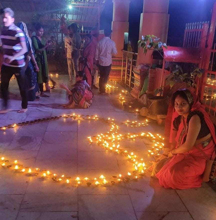Devotees gathered to perform aarti of goddess in Navratri