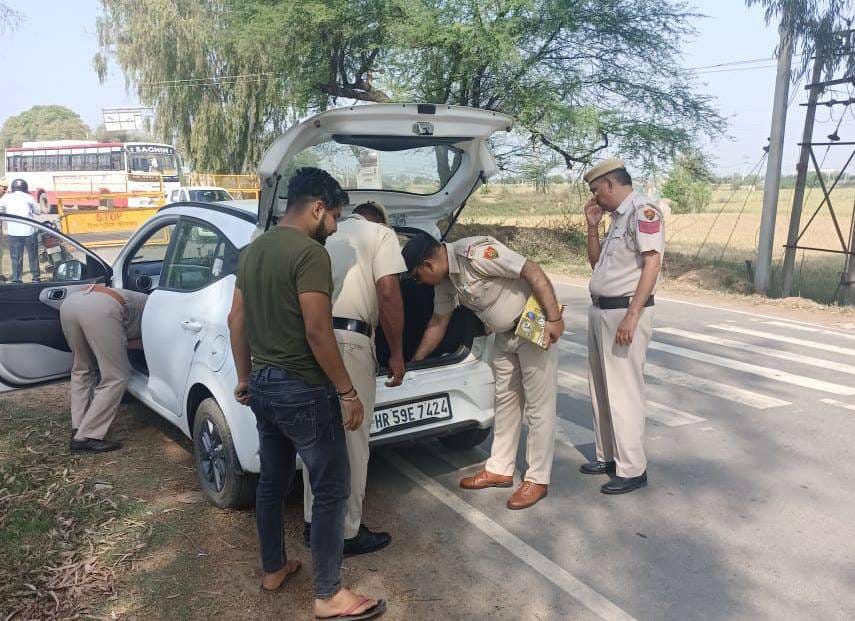 Under the sealing campaign, police cut challans of 383 vehicles by blockade at 69 places, 19 seized