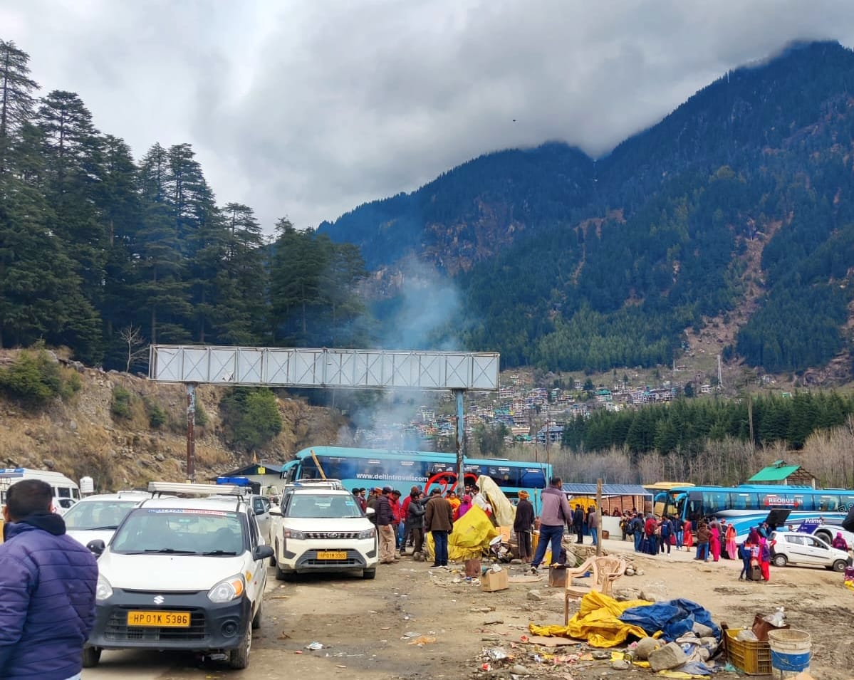Bulldozers run over Encroachment in Manali, removed 50 shops