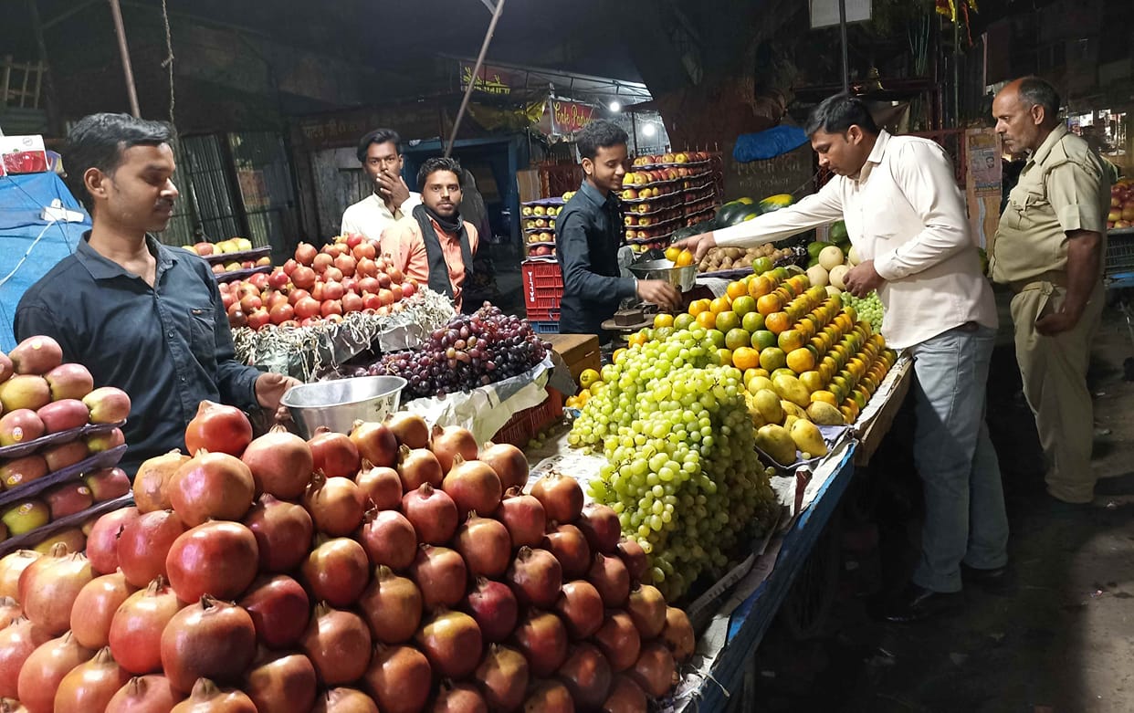 Decorated Mata's court...warmed fruit market