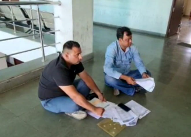 Due to non-payment, the contractor protested outside the principal's room