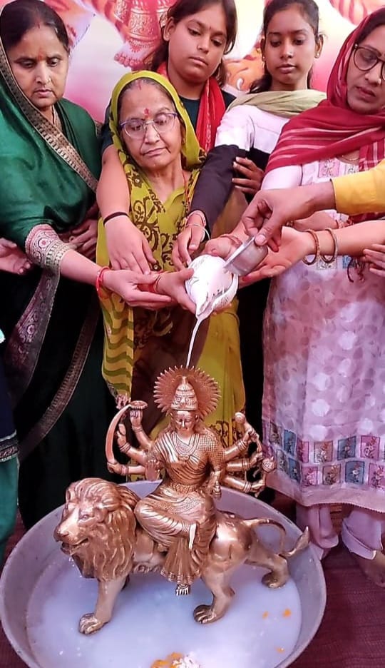 The shouts of Mother Brahmacharini echoed