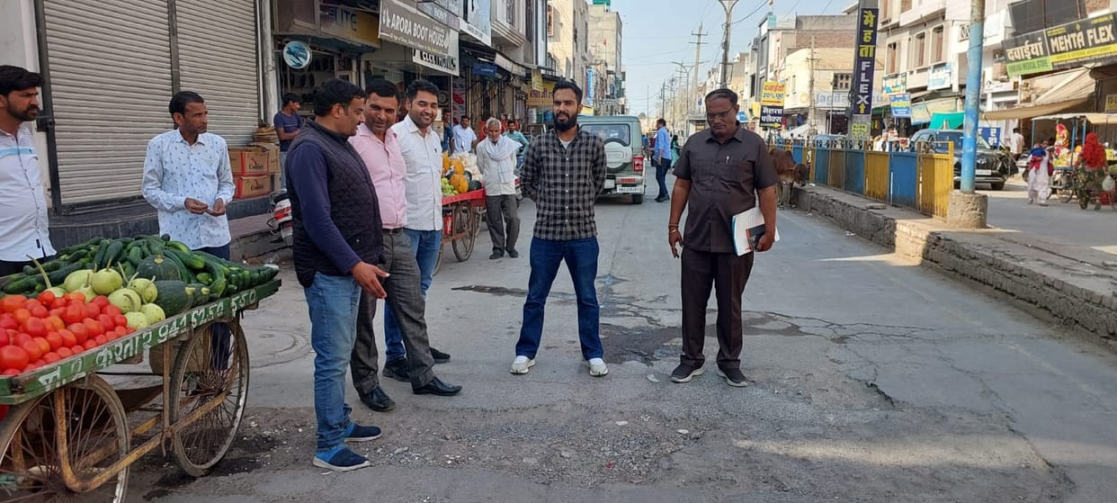 After allegation of scam, the chief minister's flying squad checked the condition of pit filling and yellow strip in the market