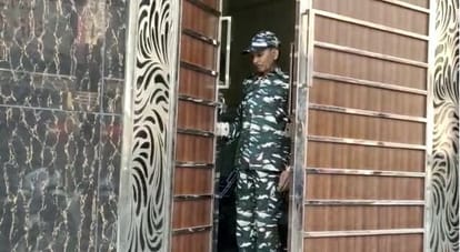 Aligarh News: मीट निर्यातक हाजी जहीर के 50 से ज्यादा खाते खंगाले, अधिकांश खाते रिश्तेदारों के नाम मीट निर्यातक हाजी जहीर के आवास पर तैनात सीआरपीफ का जवान