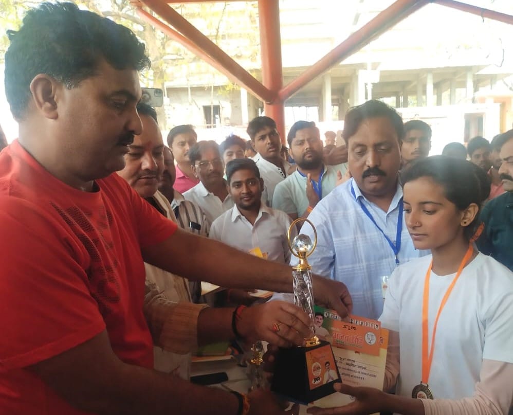 Pooja and Neeraj topped in Makhauda Marathon