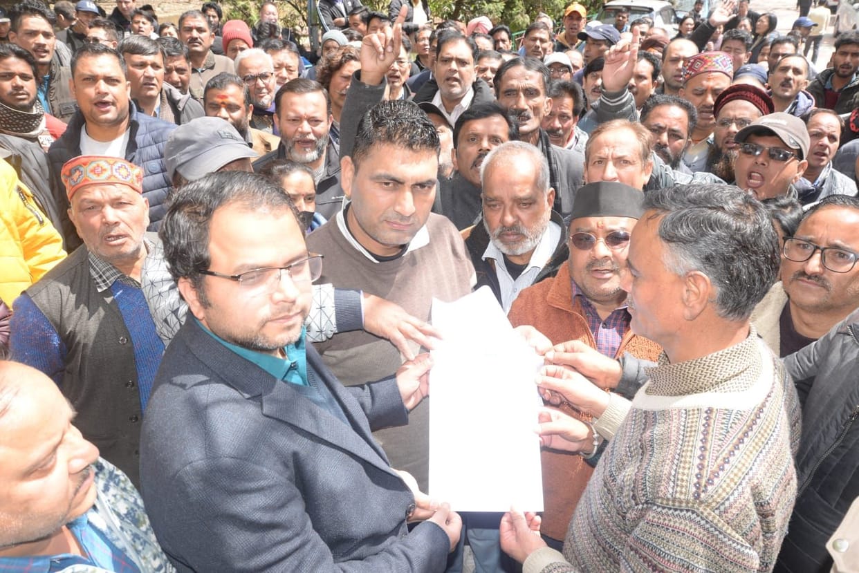 Protest started before increasing the rent of the shop