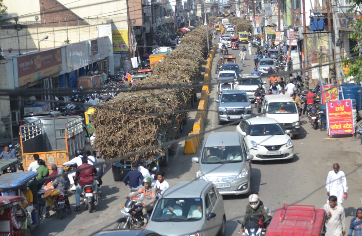 Sugarcane vehicles jammed throughout the day, people upset