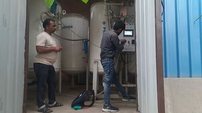 Hathras News: हाथरस में मिलीं तीन महिलाएं कोरोना संक्रमित, स्वास्थ्य विभाग में मचा हड़कंप मुरसान सीएचसी पर ऑक्सीजन प्लांट की मशीनों की मरम्मत करता इंजीनियर