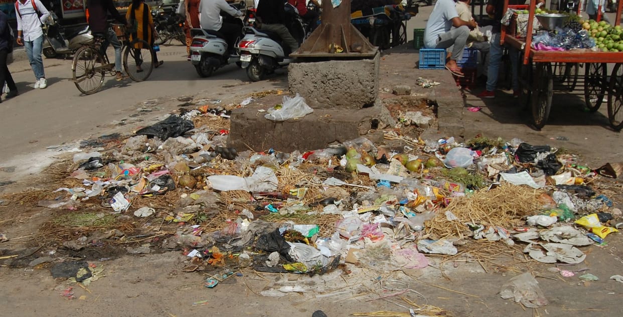 Due to the strike, 80 tons of garbage accumulated on the streets and squares of the city.