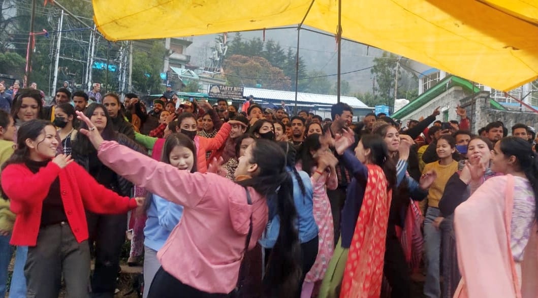 rang badle do char....students danced on the song