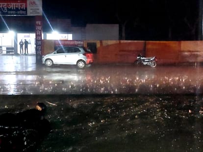 रामघाट रोड पर बारिश के दौरान गुजरते बाइक सवार
