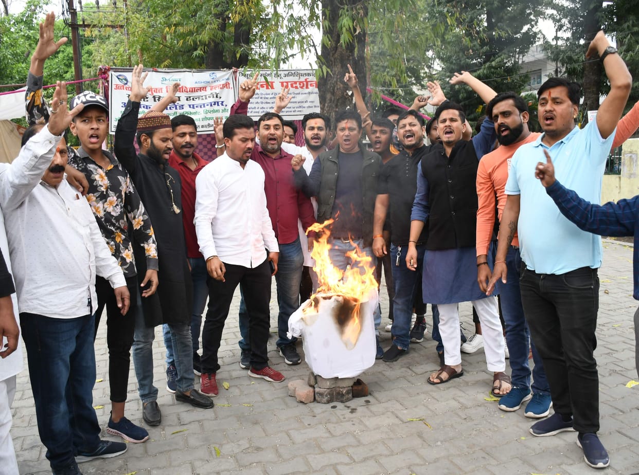 Yukan burnt CM's effigy
