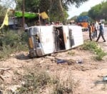छावनी क्षेत्र में जमुरिया में पलटी एंबुलेंस।