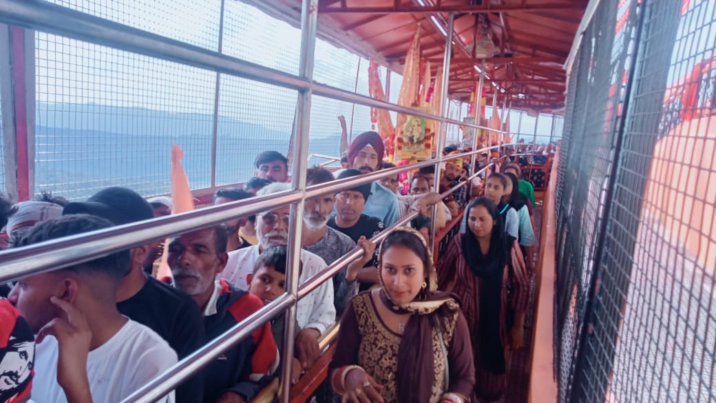 Baba's devotees did not stop even in spite of the rain