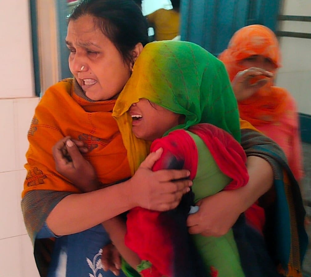 Death of contract worker due to electrocution, commotion of relatives