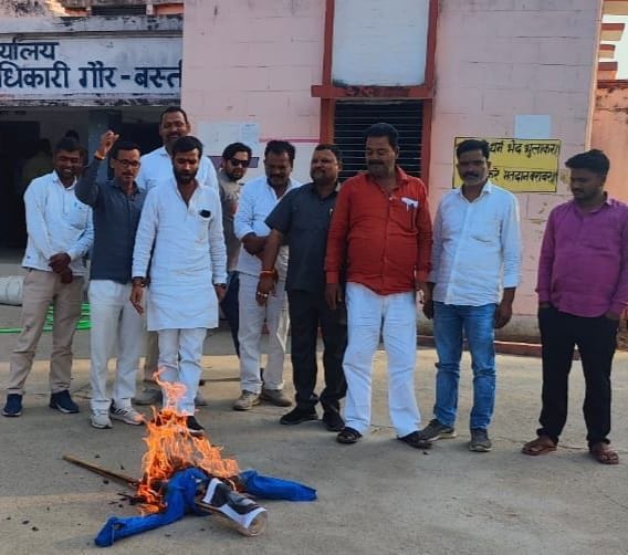 Pradhans burnt the effigy of SP General Secretary Ramgopal
