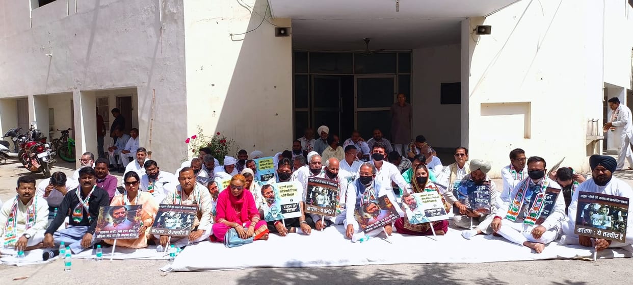 Congress workers did Satyagraha movement on cancellation of Rahul Gandhi's parliament membership