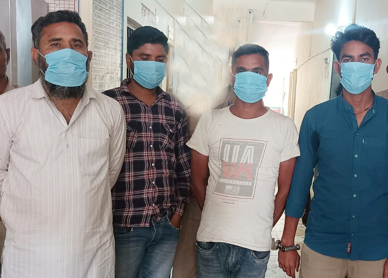Four arrested for withdrawing money by changing card