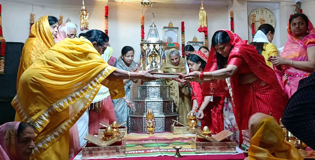Devotees worshiped Lord Jinendra by anointing