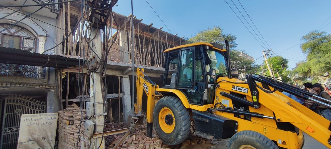Illegal parts of four buildings being built without passing the map were demolished