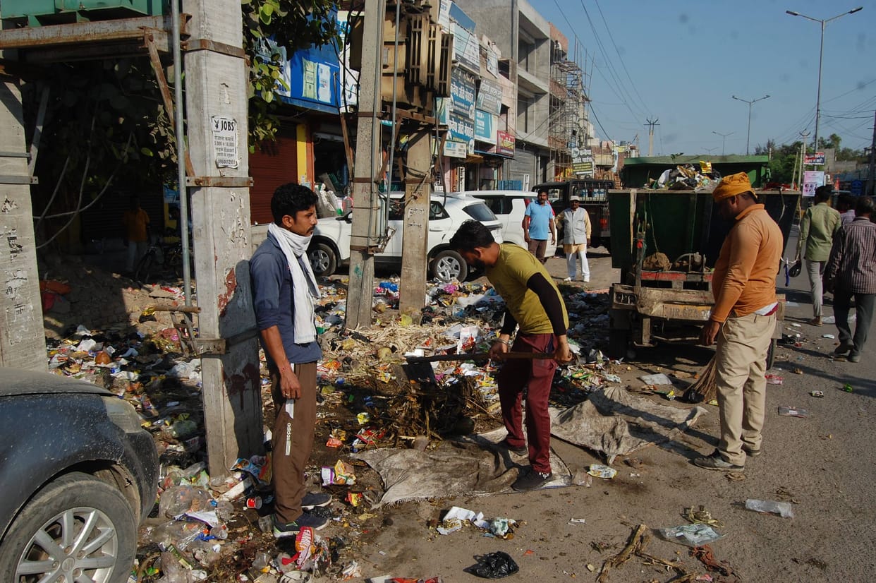 Sanitation workers call off strike, 160 tonnes of garbage to be lifted by noon today