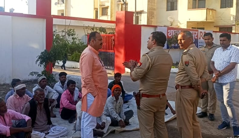Dharna at the police station for the recovery of the girl
