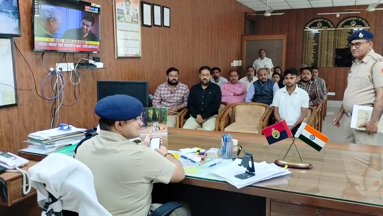 When warned of road jam, the Deputy Commissioner reached the protest of the farmers, answered the questions for 15 minutes