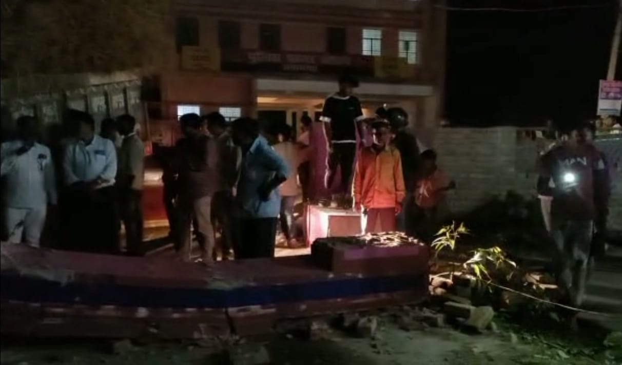 Tractor driver died due to gate collapse of Sangramgarh police station