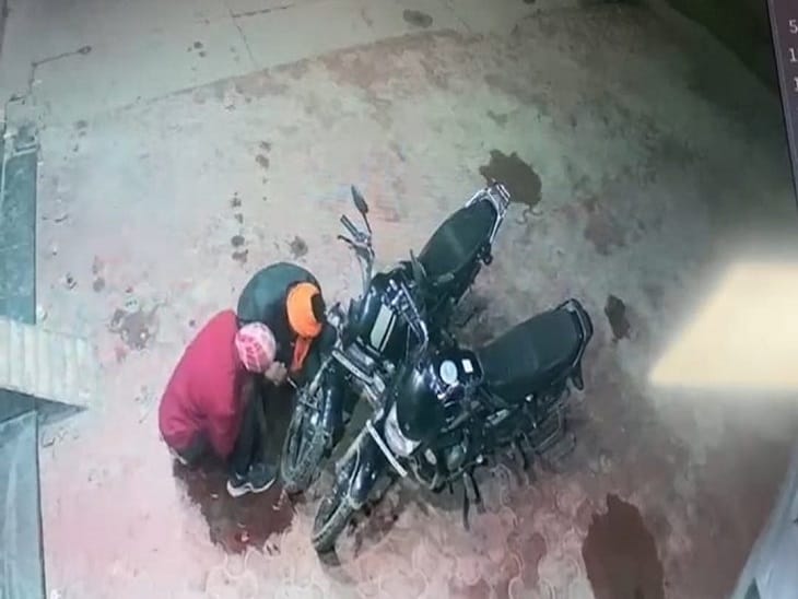 thieves took away bank manager bike in few seconds video viral