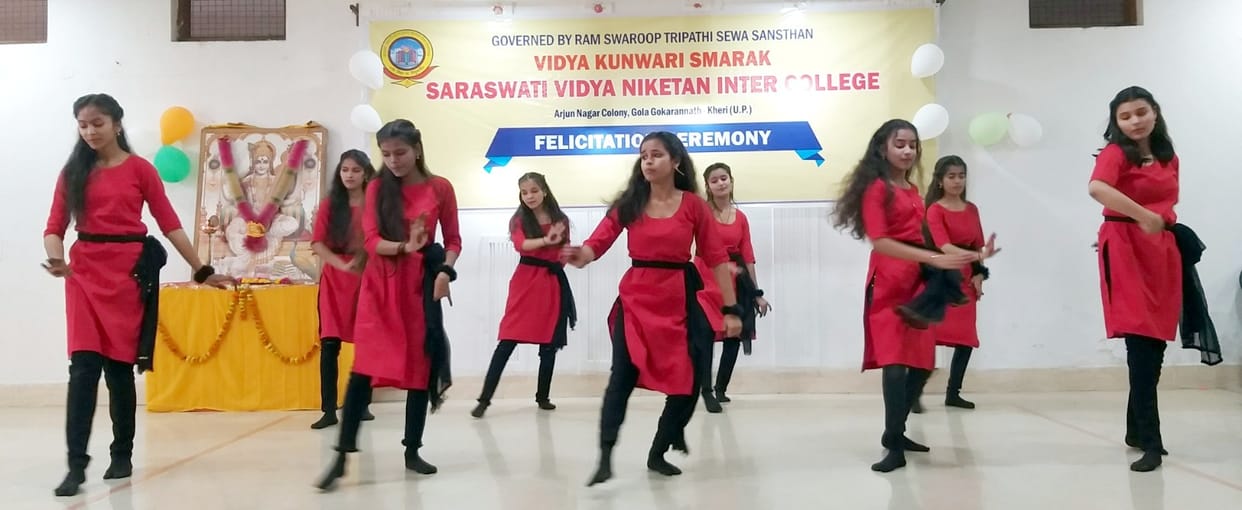 Students presented cultural programs in the decoration ceremony