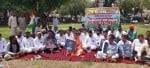 अनाज मंडी में स्थित गांधी पार्क में धरने पर बैठे कांग्रेसी । विज्ञप्ति