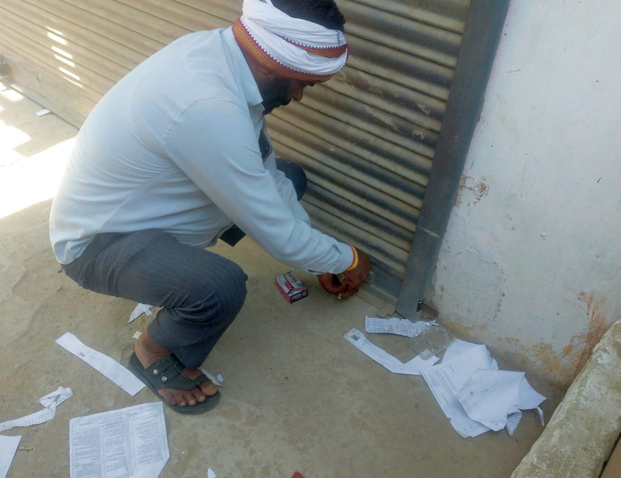 Evacuated 45 illegal shops of Meow Block, got locks installed