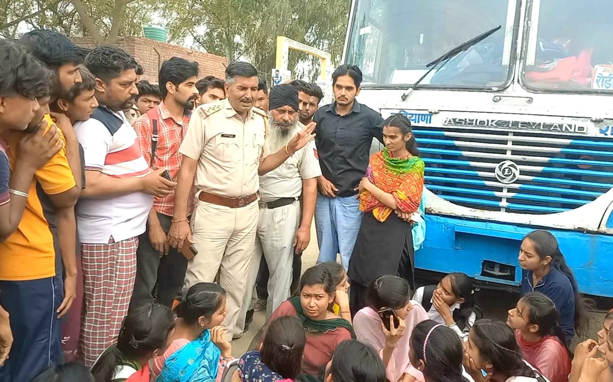 Shortage of buses: Students stopped roadways bus in village Bhangu, protested for two hours