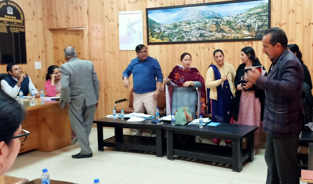 Uproar in the meeting on interference of mayor's husband, three councilors suspended